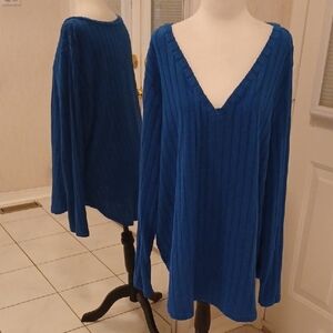 4/$80 Soft Blue Long Sleeve V-Neck Top - Size 4XL (US20)